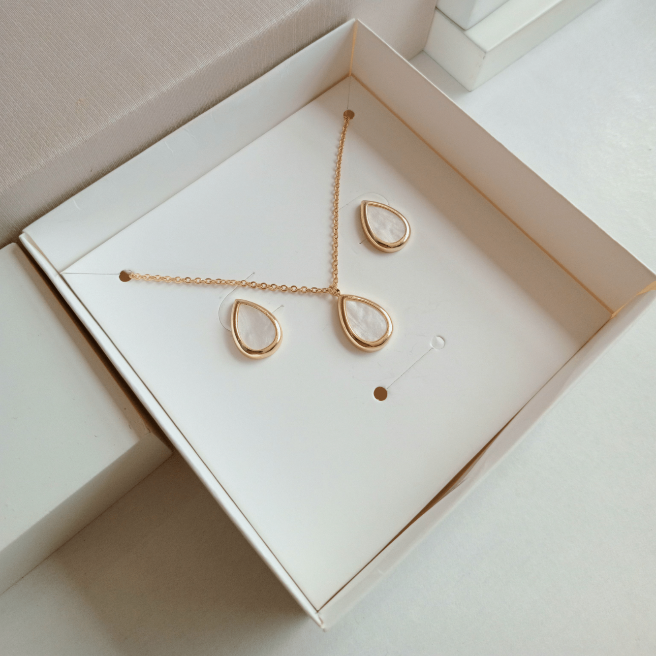 Conjunto de Brinco e Colar Gota/Oval em Madre Pérola | Sempre Linda Boutique