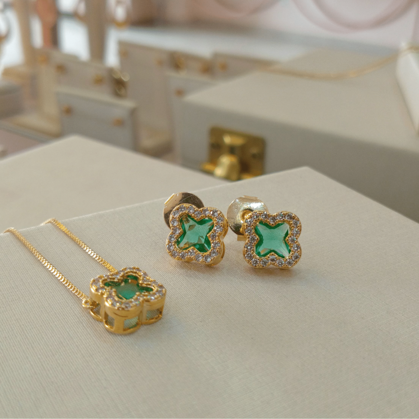 Conjunto Brinco + Colar Trevo Cravejado Verde | Sempre Linda Boutique