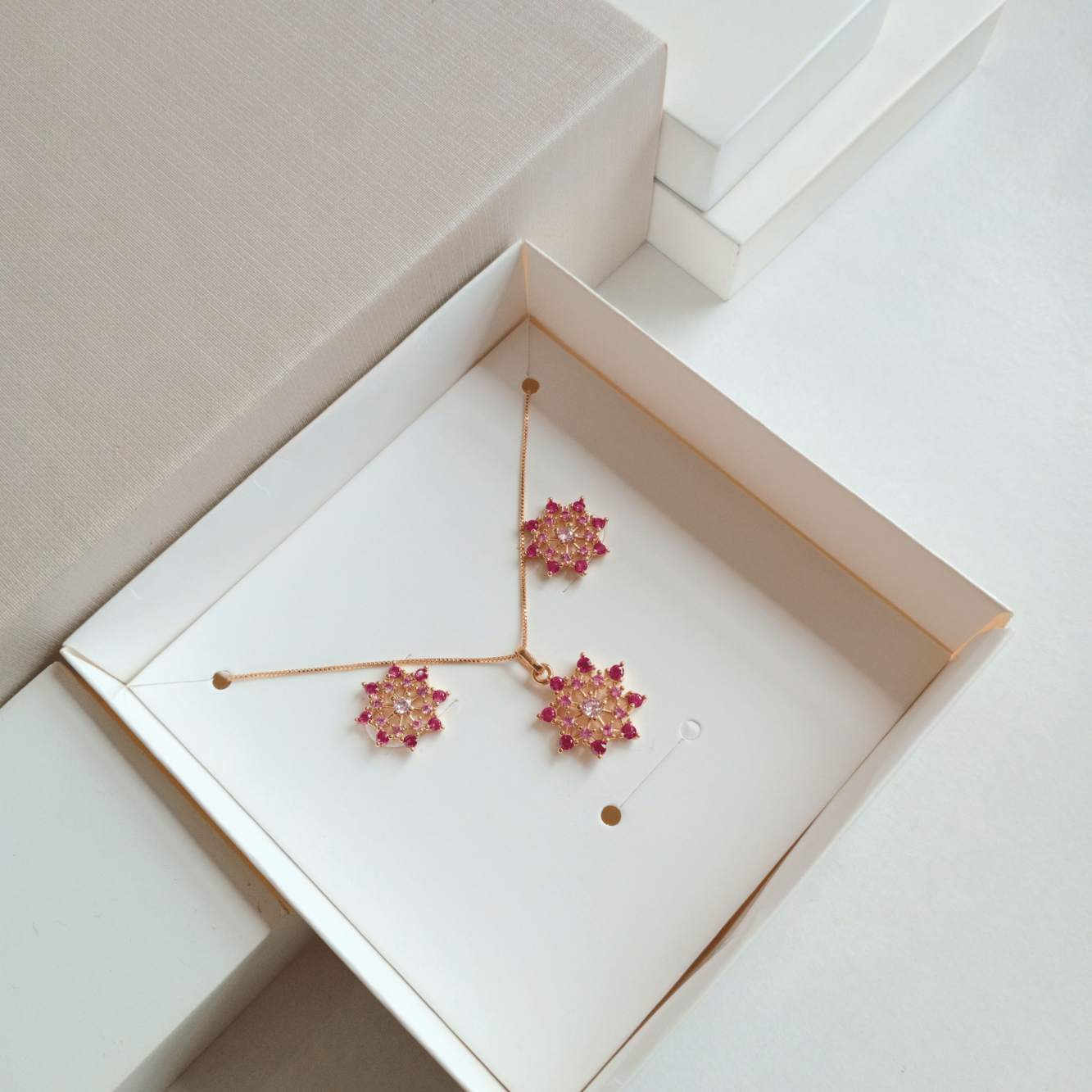 Conjunto Brinco + Colar Flor Cravejado Rosa | Sempre Linda Boutique