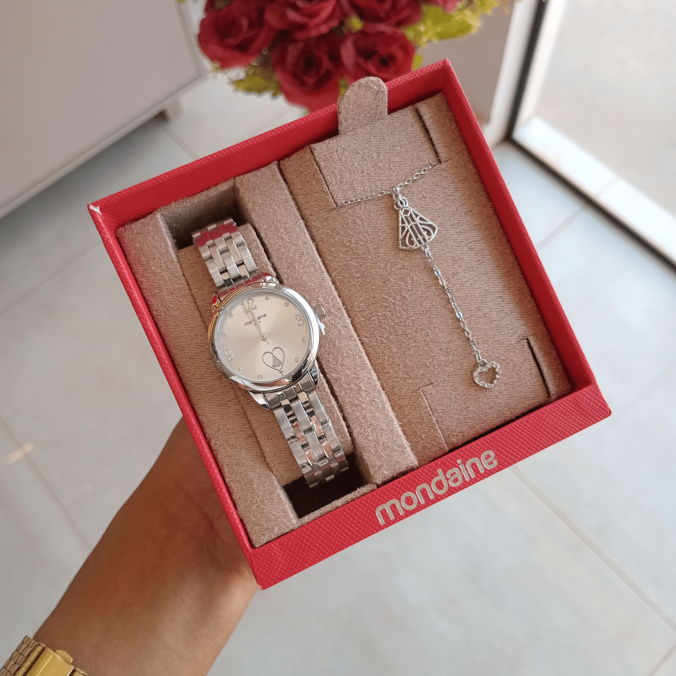 Relógio de Pulso Feminino Mondaine – Caixa de Metal e Pulseira em Aço Prata | Sempre Linda Boutique