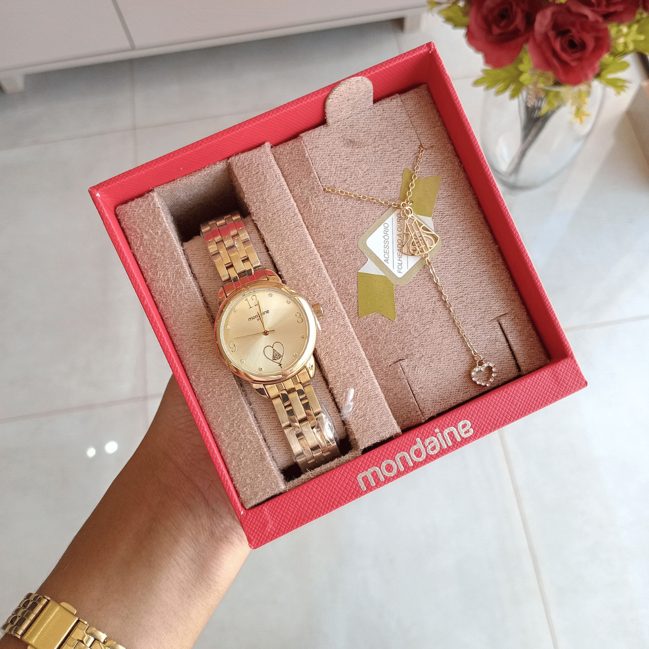 Relógio de Pulso Feminino Mondaine – Caixa de Metal e Pulseira em Aço Dourado Nossa Senhora | Sempre Linda Boutique